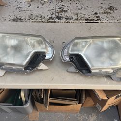 Toyota Tacoma 2014 Headlight OEM Pair, Used