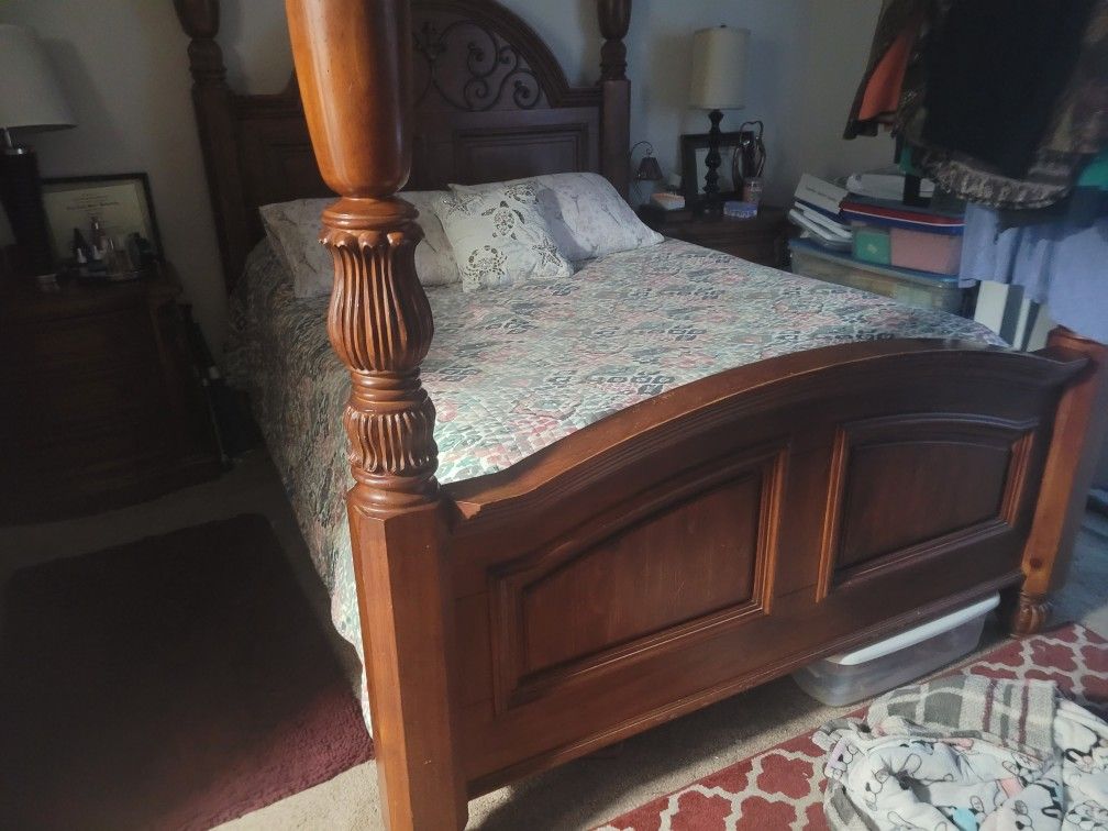Bedroom Set 5 Pcs. Quinn Size Bed With 2 Nightstands And Dresser with Mirror.