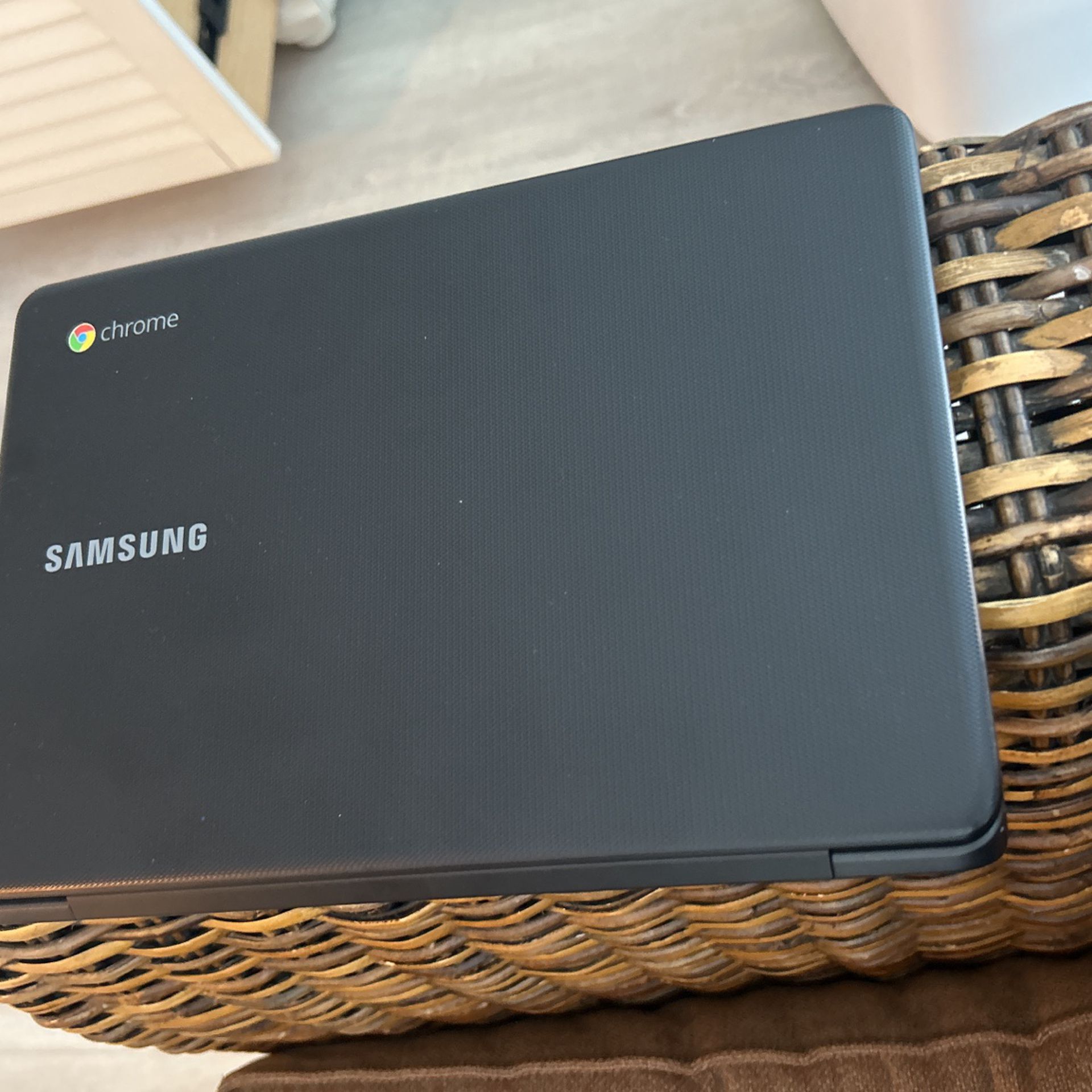 Samsung Chromebook 3 XE500C13-K03US Celeron 1.6 ghz 32gb eMMC - 4gb QWERTY