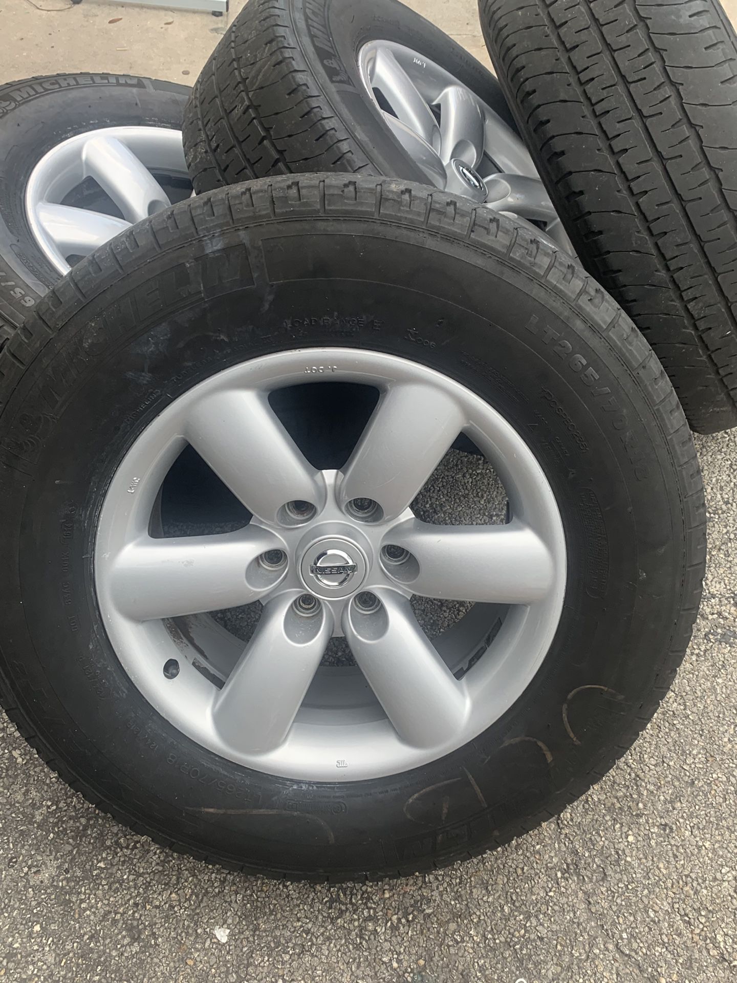 Nissan Frontier with michelin Tires 265/70/R18 LT