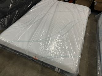 New Queen Tempurpedic Adapt Medium Hybrid Mattress $2200 Online And At Macys 