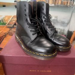 Black 1460 8 hole Doc Martens