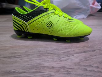 Boys soccer cleats size 7 new $10