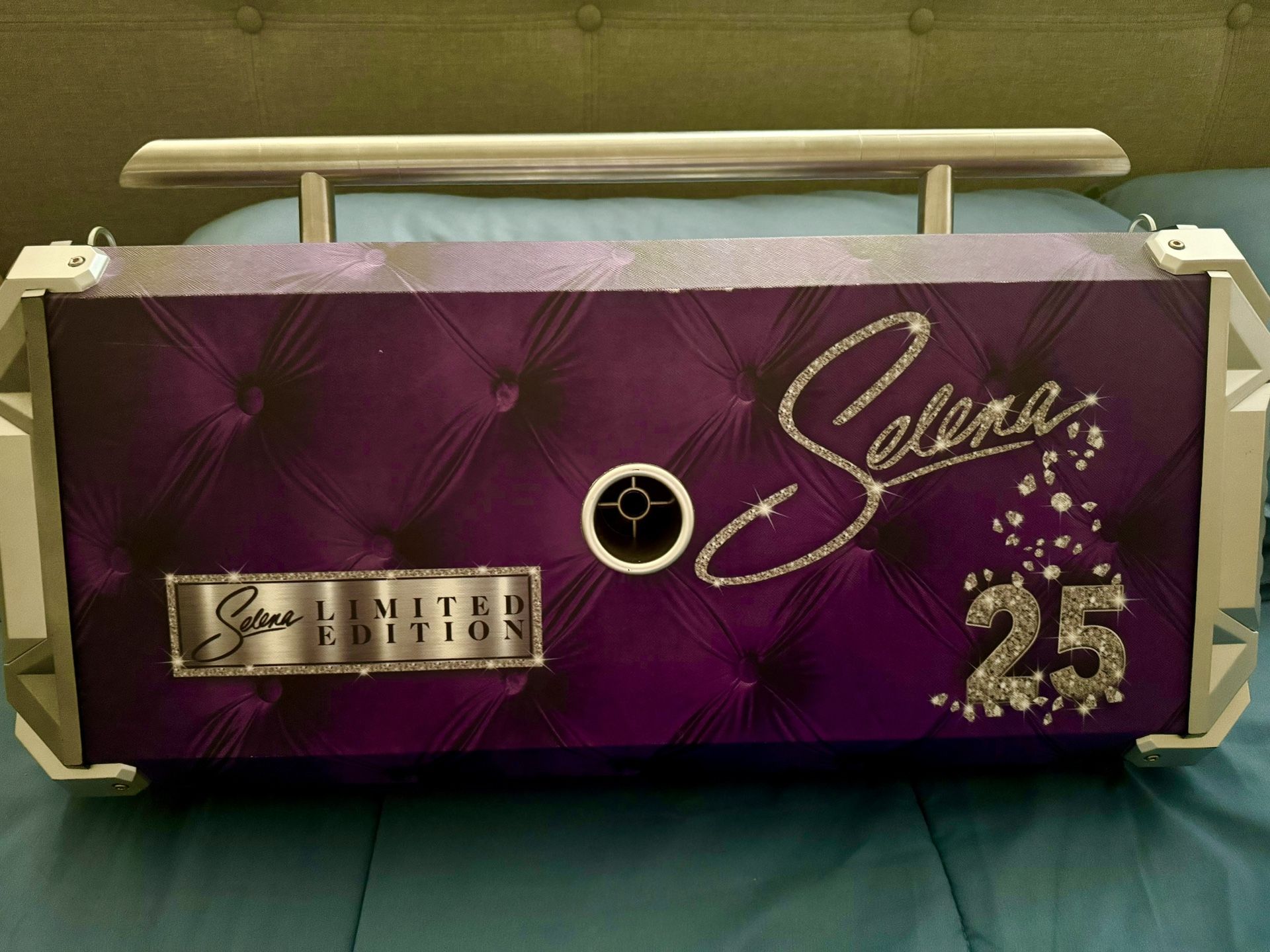 Selena BumpBoxx Bluetooth Flare6