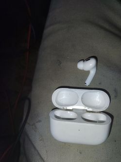 Device Identification: Appears to be an Apple AirPods Pro charging case (1st or 2nd generation) with a single left or right earbud.Status: The case is