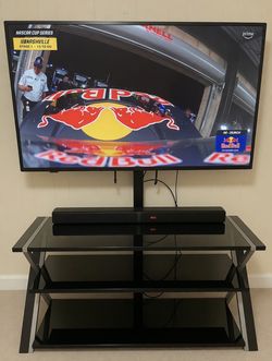 TV Insignia 68” con linda mesa