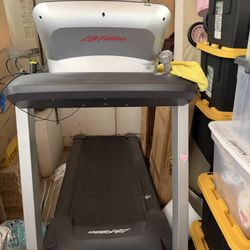 Life Fitness Treadmill 