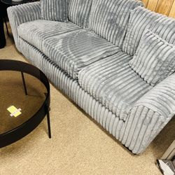 Stylish Nice Cozy Couch 