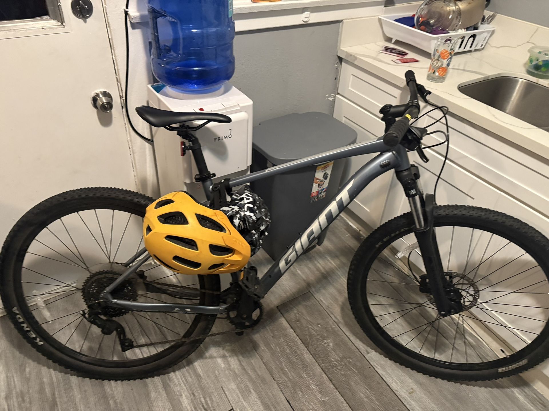 MOUNTAIN BIKE GIANT TALON 2 LARGE FRAME 29 Inches Wheels