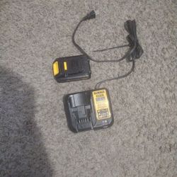 $40!! DEWALT CHARGER AND BATTERY COMBO GREAT CONDITION 