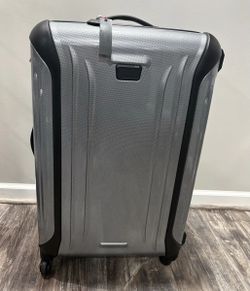 TUMI Vapor Large Trip 30-Inch Hardside Spinner Luggage. NWT