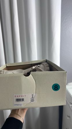 Beige heel boot
