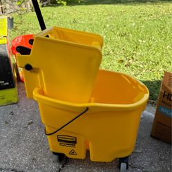 Rubbermaid Commercial 758088YW Wavebrake 35 Quart Bucket/Wringer Combinations Yellow