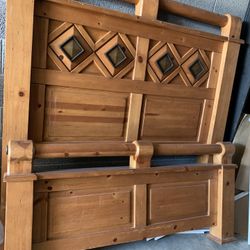 🌹QUEEN  SIZE  BED FRAME -SOLID WOOD🌹