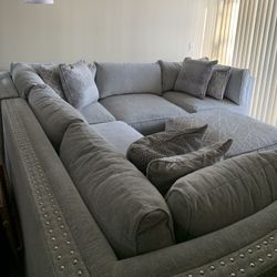  Beautiful sectional with Ottoman