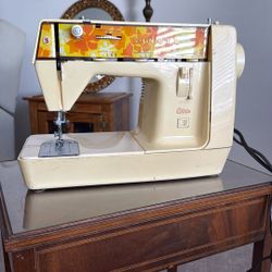 Rare  vintage 1972 Singer Genie sewing machine