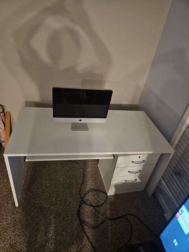 Office Table (White) Free !!!