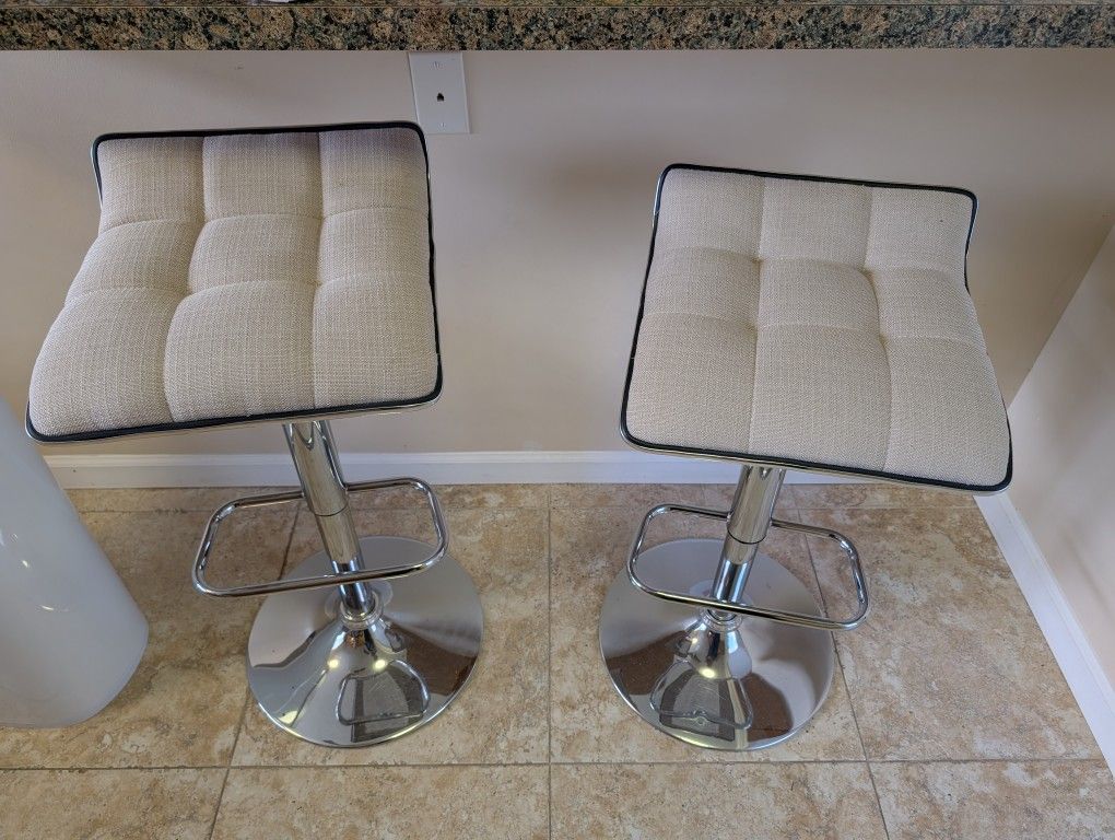 Furniture of America Wynona Adjustable Swivel Bar Stool in Ivory Finish: Ivory 360 degree swivel