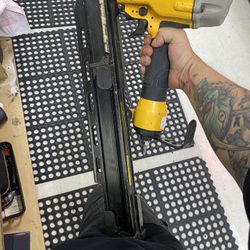 Dewalt 21 Degree Plastic Round Head Framing Nailer 