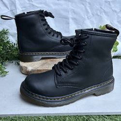 JUNIOR 1460 SOFTYT LEATHER LACE UP BOOTS size 3 unisex  COLOR: Black — Softy T