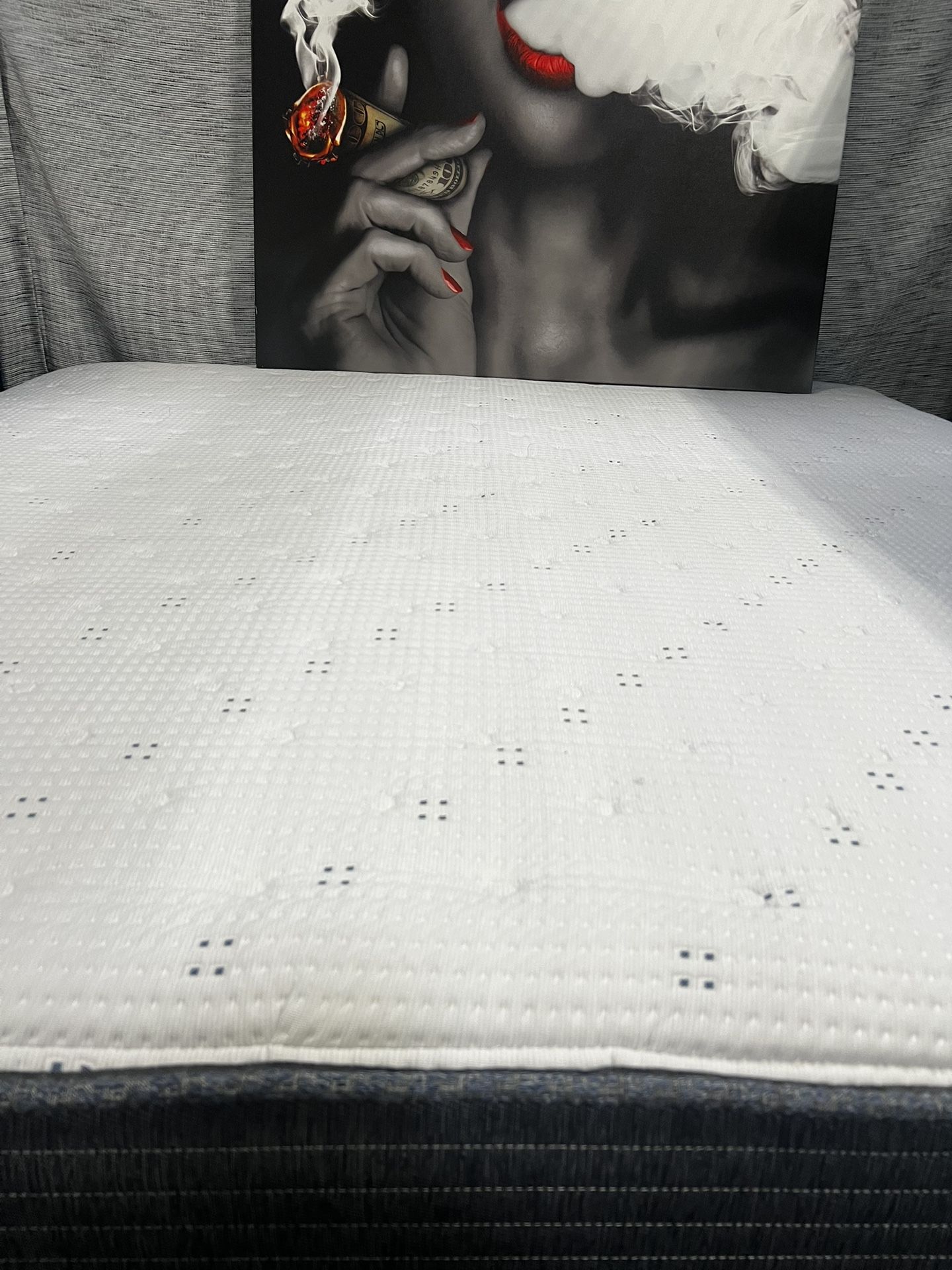 Lovely 🤩KING 🤩MATTRESS 🤩AND BOX SPRING