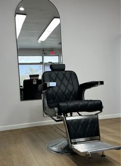 PREMIUM STATION — MIRROR + PROFESSIONAL BARBER CHAIR