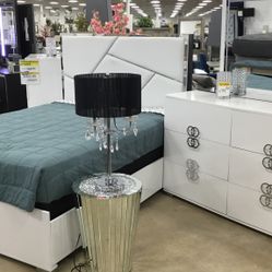 1 Queen Headboard,1 Queen Footboard, 1 Queen Side Rails &slats 1 Night Stand ,1 Mirror,1 Dresser,1 Chest