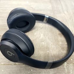 Beats Solo 4 - Wireless On-Ear Bluetooth Headphones, Up to 50-Hour Battery Life, Ultra-Lightweight Comfort, Powerful and Balanced Sound, Apple & Andro