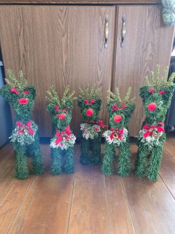 Holiday reindeer family