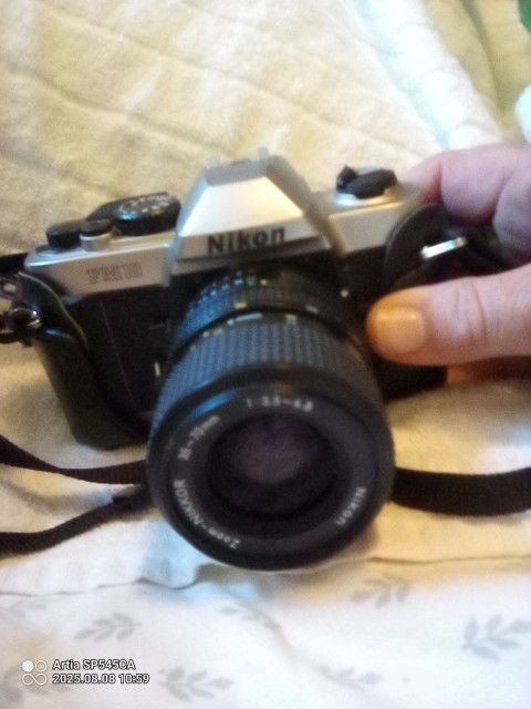Nikon FM10 35 mm Camera 