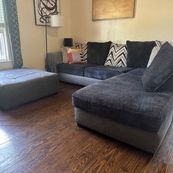 L Shaped Rooms To Go Couch w. Ottoman