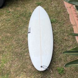 5’ 10” * 2 5/8” * 33.7L Surf Board 