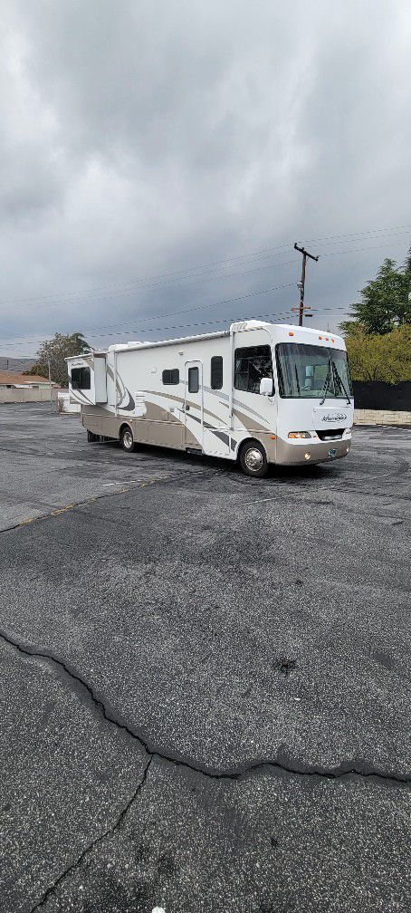 motorhome rv with 2 BIG SLIDES. LIKE NEW! MUST SEE!