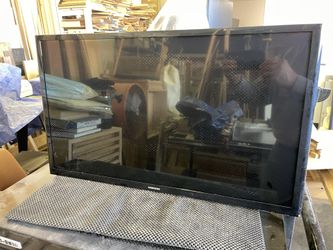 Samsung 32” Monitor with Wall Bracket