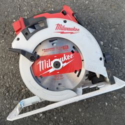 Milwaukee M18 18V Lithium-Ion Brushless Cordless 7-1/4 in. Circular Saw (Tool-Only