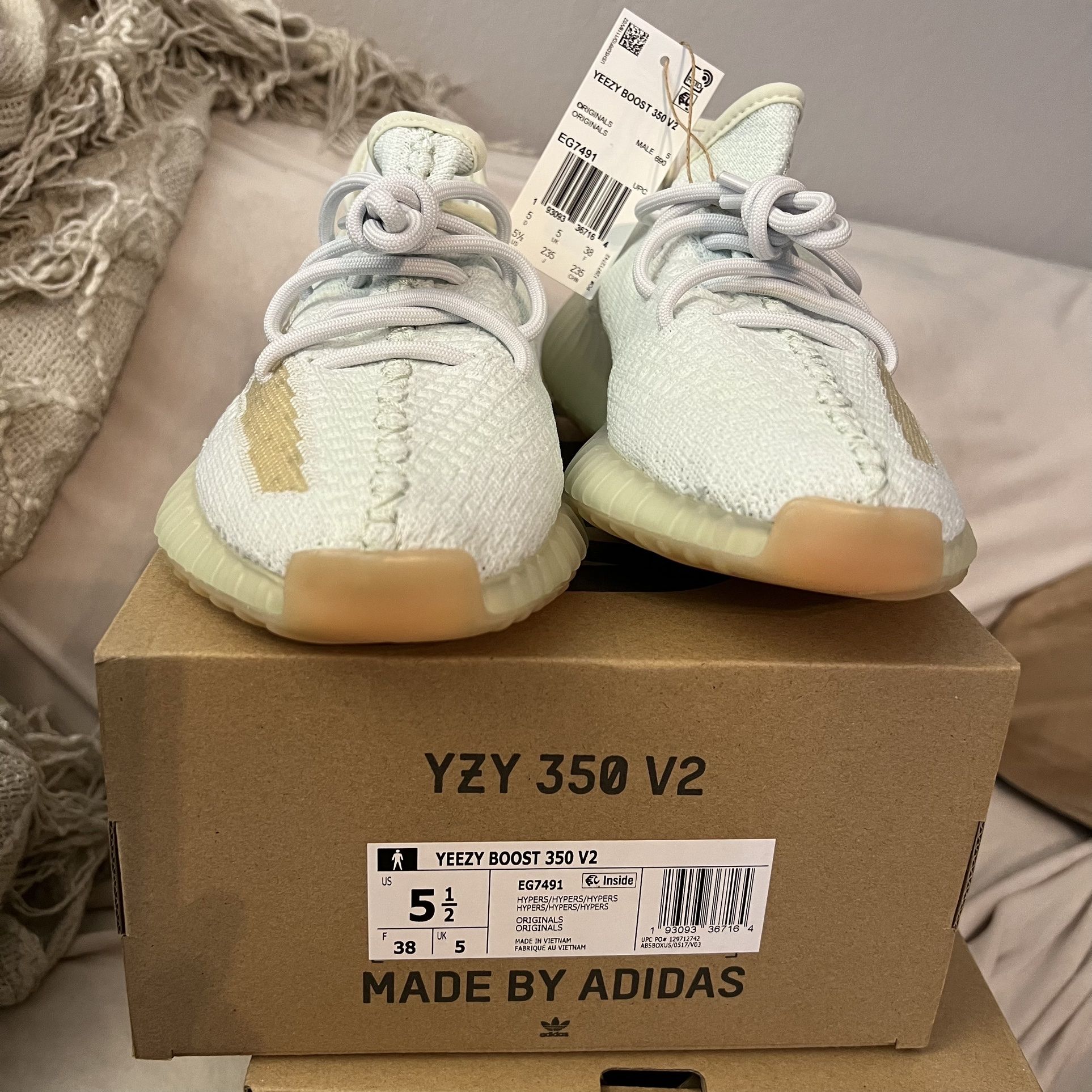 Yeezy hyperspace hotsell box