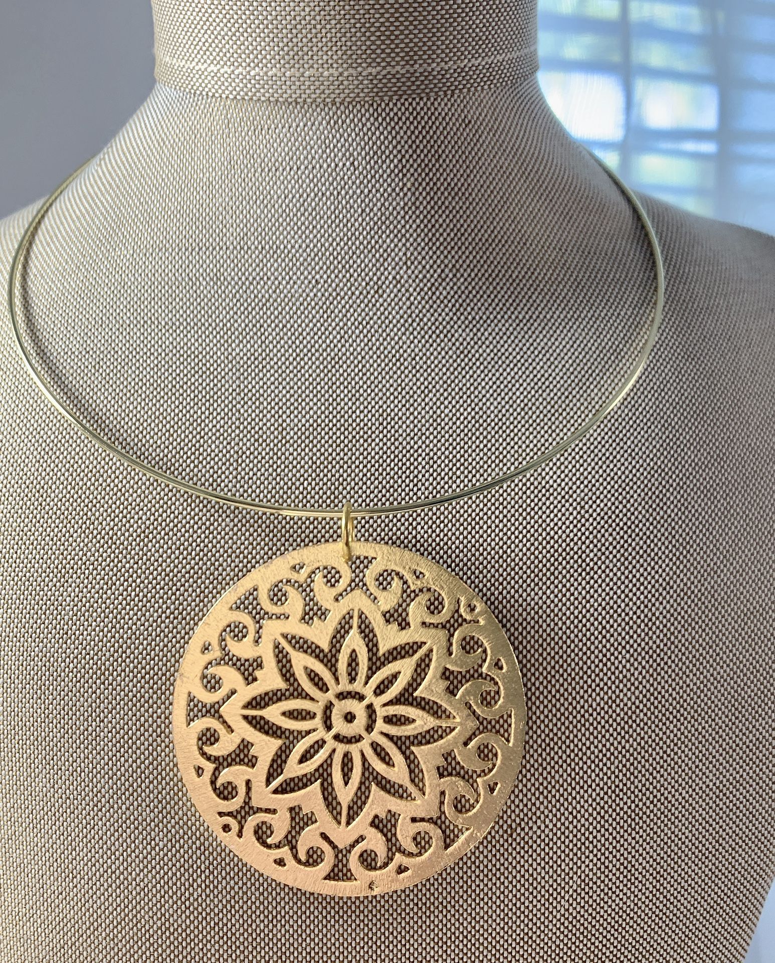 Gold Tone Wire Choker with Pendant