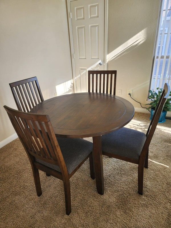 Yorktown 5 Piece Dining Set With Table Cloth