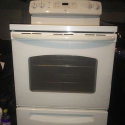 GE 4 Burner  Electric Stove  (Move Out Sale )