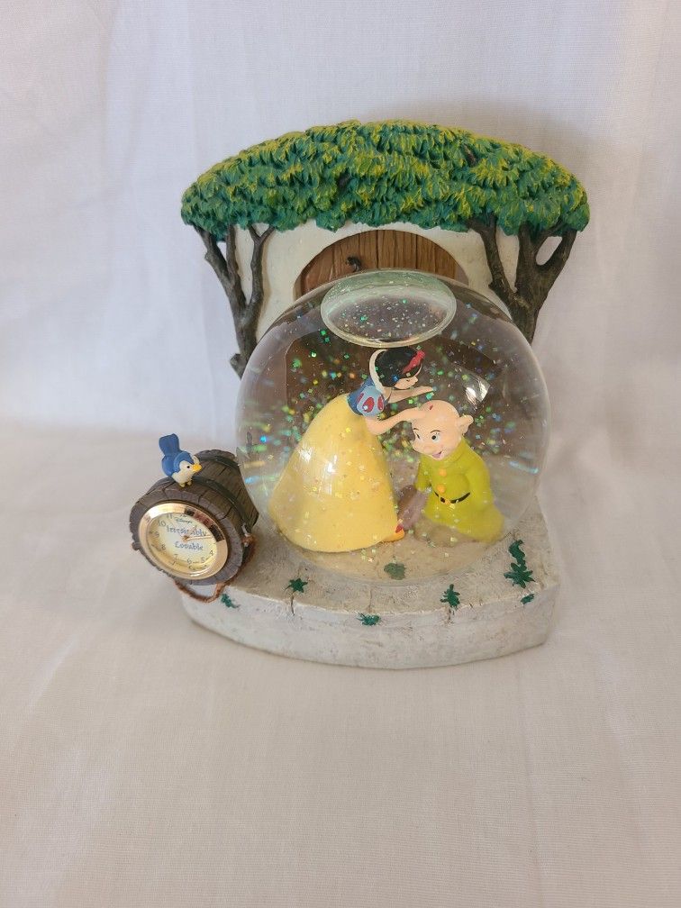 COLLECTIBLE Disney Snow White snow globe