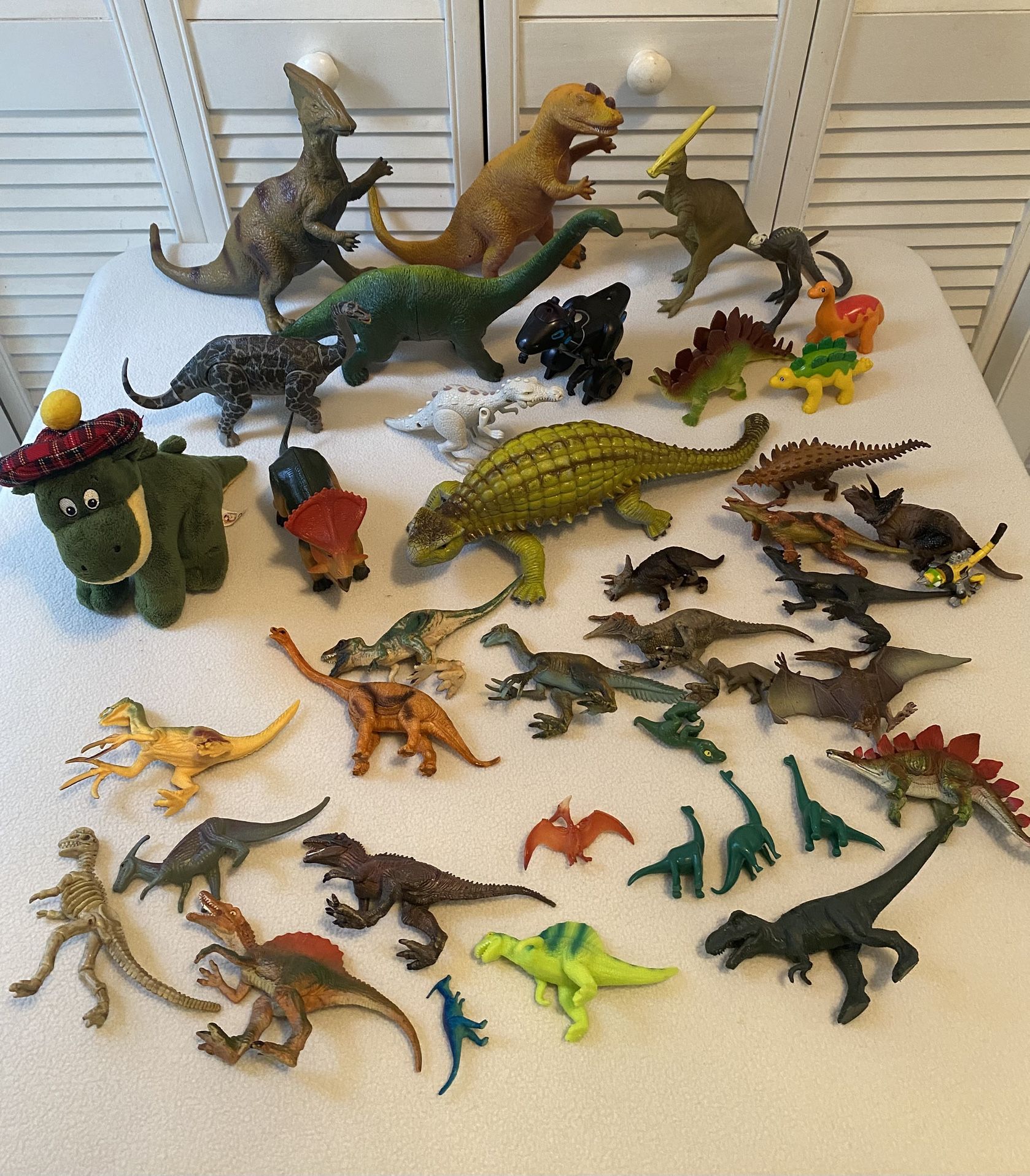40 Dinosaur Figures Bunch