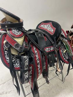Montura charra bordada