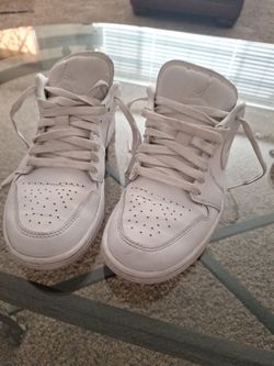 Nike womens shoes size 7.5. 6 dollars