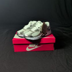 Nike Vomero 5 Men’s 11 / Women’s 12.5 – White / Black / Vast Grey/ Blanc / Gris  Infini / Noir– Brand New