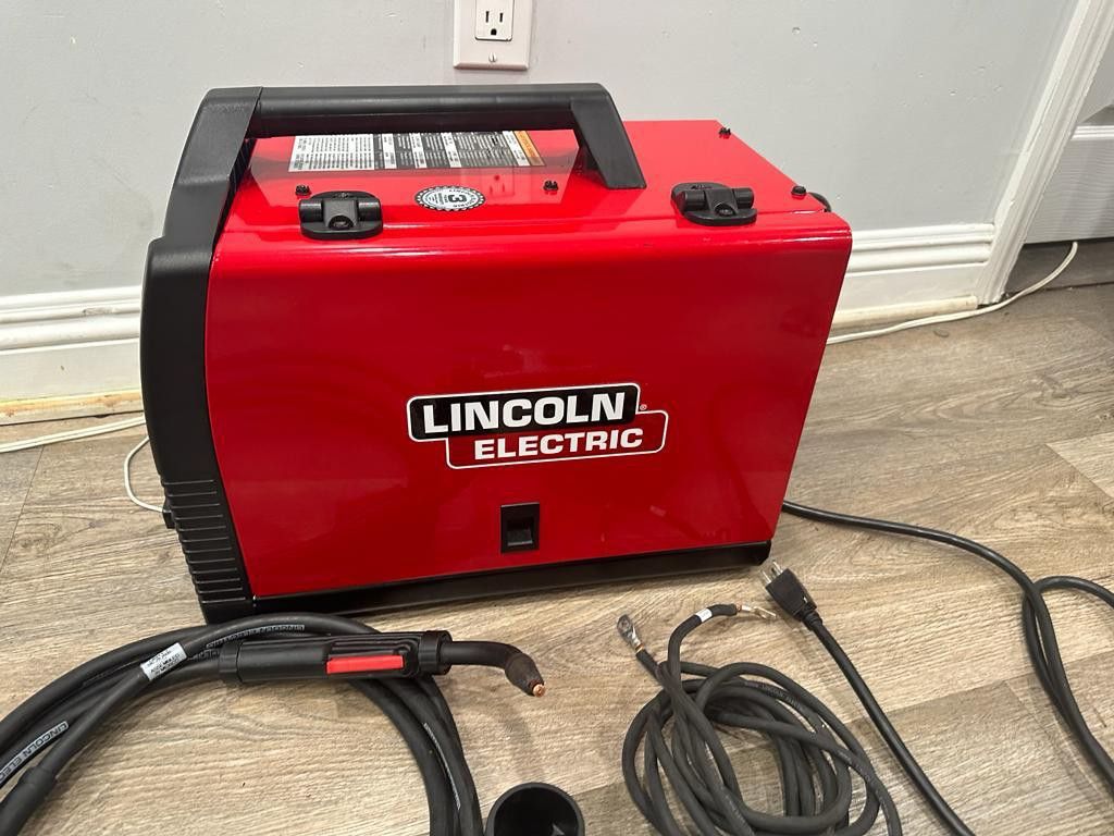 Lincoln Electric
125 Amp Weld-Pak 125 HD Flux-Cored Welder with Magnum 100L Gun, Flux-Cored Wire, 115V
