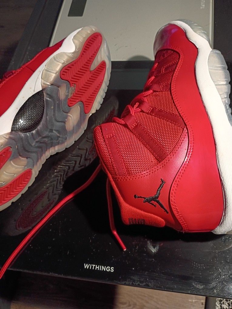 AIR JORDAN 11 BASKETBALL SHOE RED/BLACK WHITE SIZE 6Y