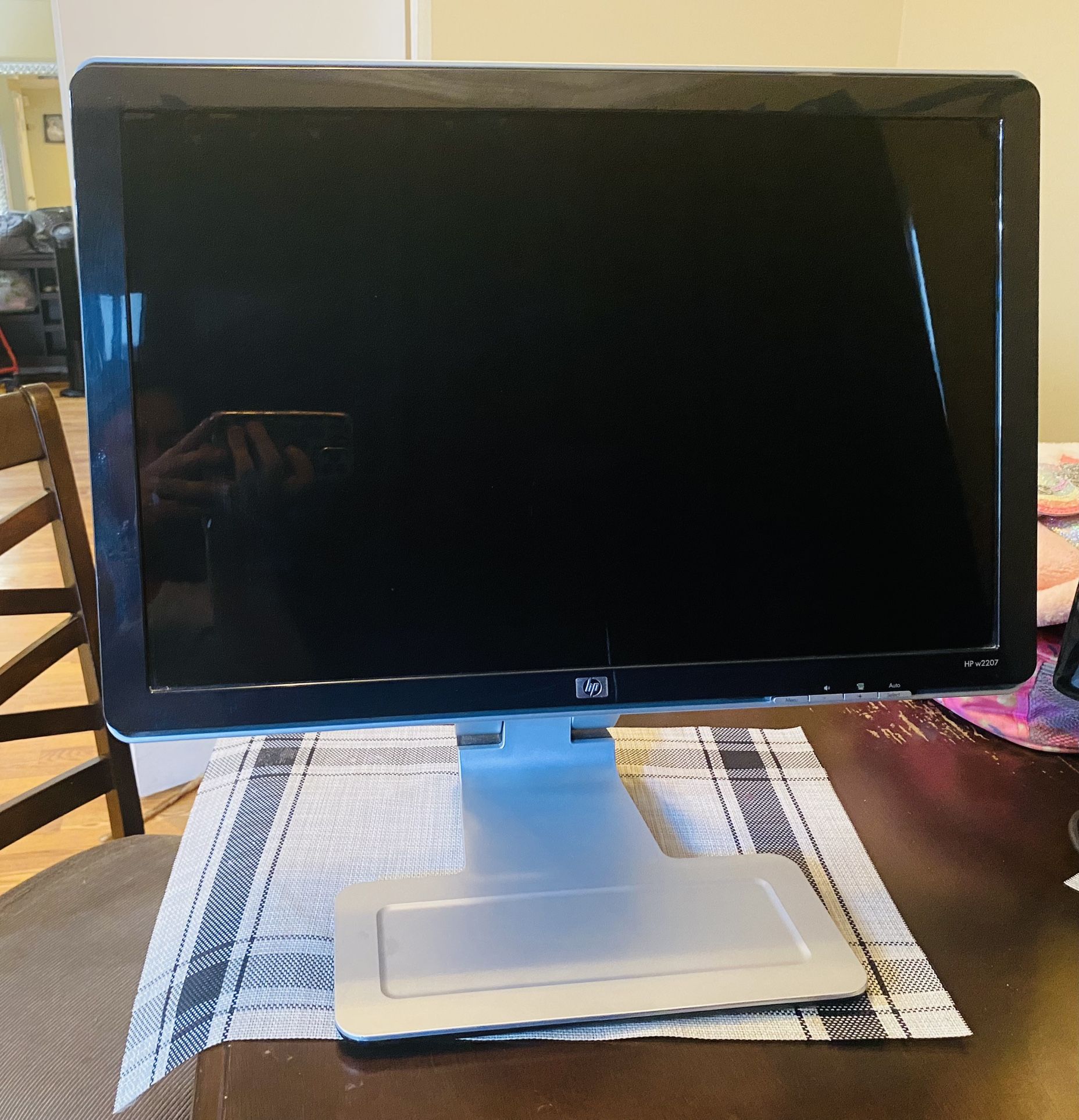 HP W2207 22-inch Widescreen Flat Panel LCD Monitor