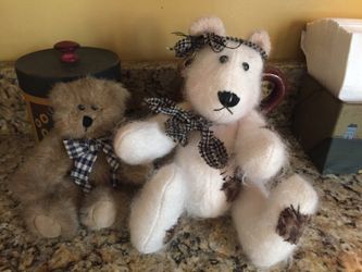 Pair of primitive/country stuffed bears.