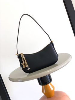 Black shoulder bag with black straps, a classic style that never goes out of fashion. It can be sold as is.