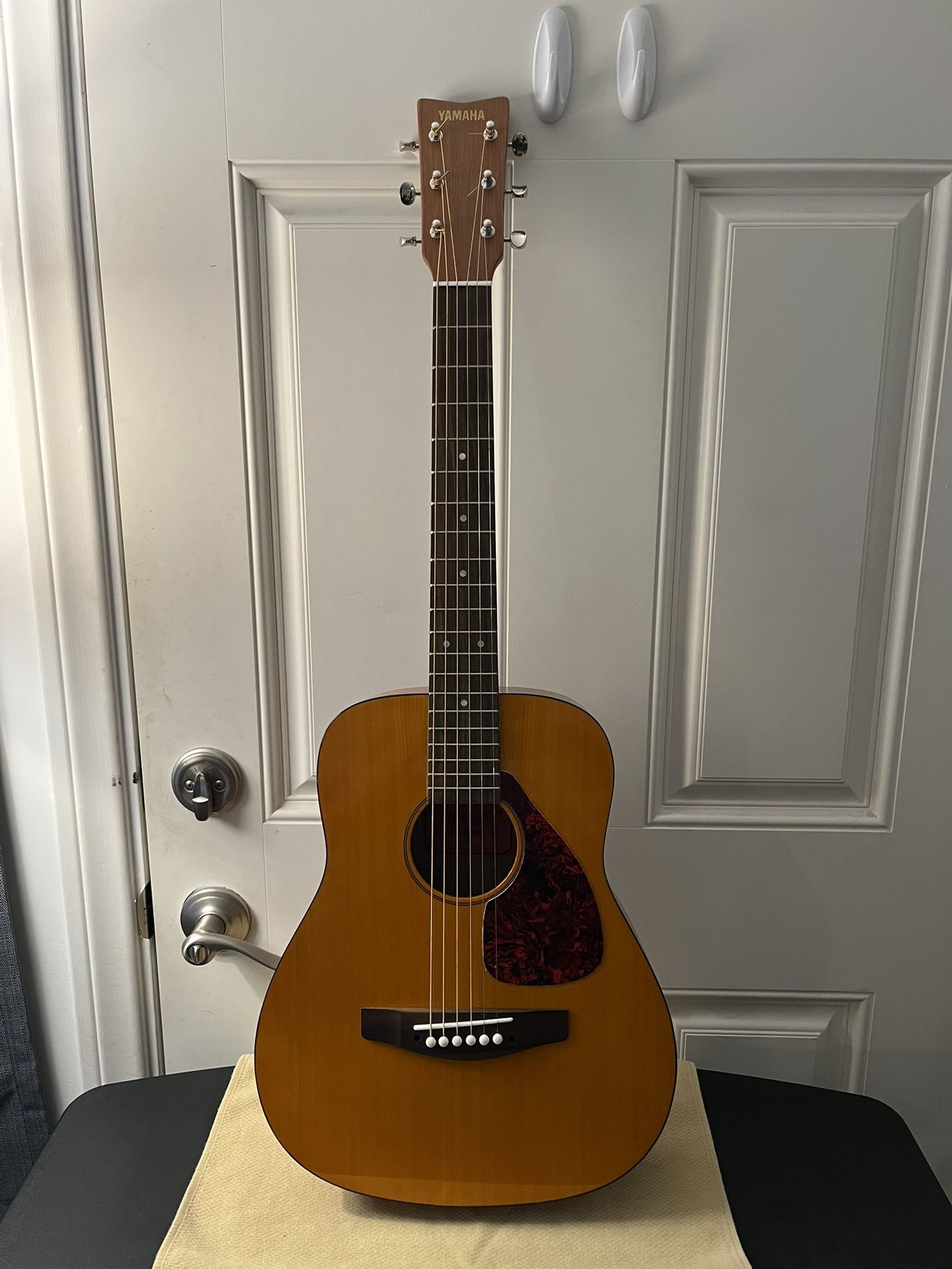 YAMAHA JUNIOR ACOUSTIC GUITAR WITH NEW STRINGS AND GIG BAG!